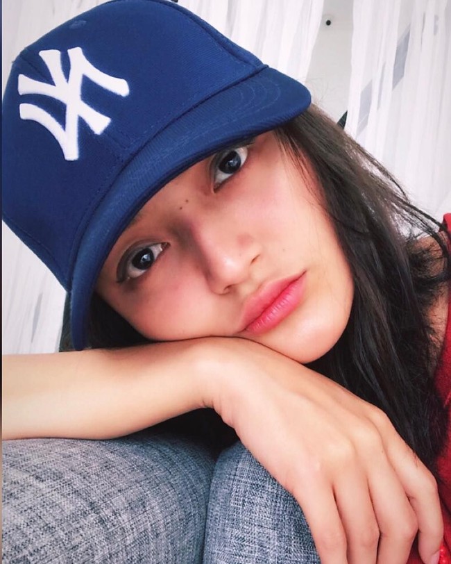 Satu lagi penampilan natural Sibad yang hanya pakai lip tint. Di foto ini, netizen menyamakan Sibad dengan Kyulkyung, penyanyi asal China yang namanya besar di Korea.  Foto: Instagram (@ sitibadriahh)