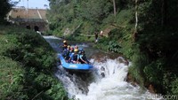 Sebelum mengarungi Sungai Palayangan, para wisatawan akan diberi pengetahuan soal tipikal jeram-jeram yang ada di sungai ini. Itu agar para wisatawan tetap menjaga keamanan dan kenyamanan saat mengarungi sungai. (Wisma/detikTravel)