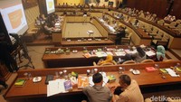 Komisi II DPR kembali menggelar rapat bersama Badan Pengawas Pemilu (Bawaslu). Rapat diselenggarakan di Gedung DPR, Senayan, Jakarta, Senin (3/9/2018).