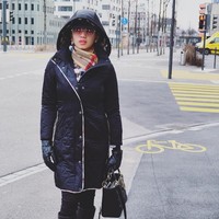 Liburan ke Swiss, Angel Karamoy berpose dengan busana musim dinginnya. Memakai syal dari brand Burberry, Angel melengkapi penampilannya dengan tas Lady Dior berwarna hitam yang harganya mencapai US$ 4.100. Foto: Instagram @realangelkaramoy