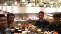 Tak hanya seafood dan pizza, Rian juga doyan sajian khas Jepang. Ia terlihat melahap sushi, chiken katsu, dan beberpaa sajian khas Negeri Sakura lainnya. Foto:Instagram rianardianto