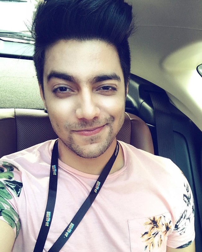 Siddharth Slathia memang dikenal sebagai YouTuber yang kerap meng-cover lagu penyanyi ternama. Lantunan suaranya yang merdu membuat banyak orang menggemarinya. Subscriber-nya di YouTube sudah mencapai lebih dari 1,2 juta. Foto: Instagram