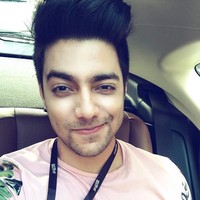 Siddharth Slathia memang dikenal sebagai YouTuber yang kerap meng-cover lagu penyanyi ternama. Lantunan suaranya yang merdu membuat banyak orang menggemarinya. Subscriber-nya di YouTube sudah mencapai lebih dari 1,2 juta. Foto: Instagram
