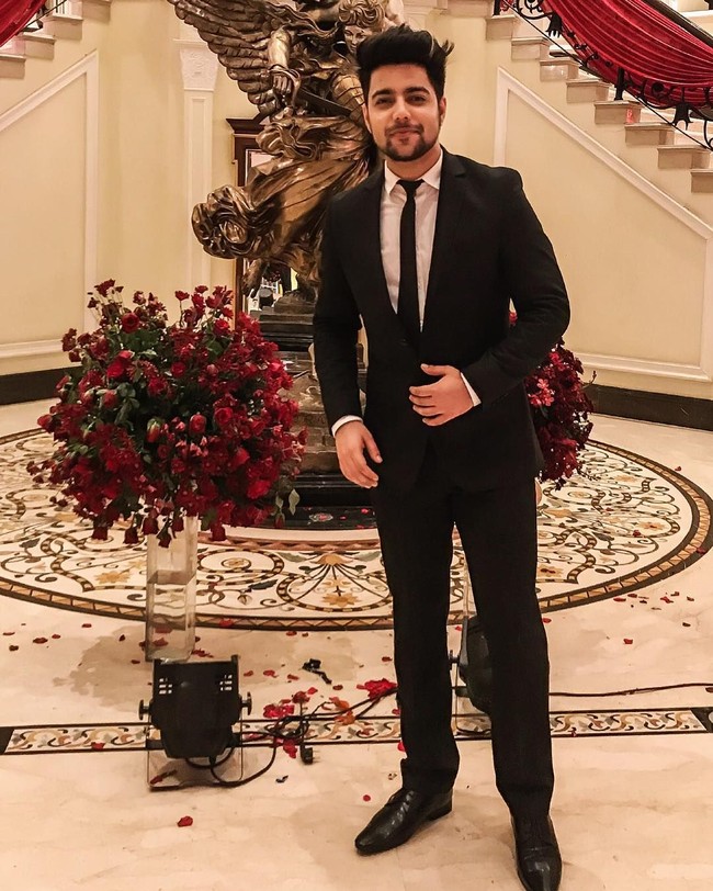 Dikenal sebagai penyanyi lagu cover, Siddharth Slathia yang merupakan seorang penyanyi klasik terlatih itu juga menyanyikan lagu yang diciptakannya sendiri. Foto: Instagram