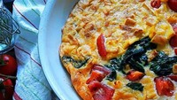 Sedikit pedas dan berempah, tambahkan omelet dengan daun basil, tomat dan rempah. Sedap! Foto : Instagram @chocletsoul