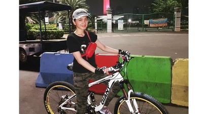 Lagi Dekat dengan Seorang Sutradara, Intip Gaya Olahraga Angel Karamoy