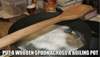 Letakan spatula kayu ditengah permukaan air yang tengah mendidih, untu mencegah air yang menetes keluar. Foto: Istimewa
