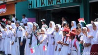 Warga turun ke jalan menyambut kedatangan Nunu Nugraha, Asep Yuldan Sani dan Anggi Faisal, serta Yuristya Pramudita, Gina Tri Lestari dan Lutfi Nurhasanah.