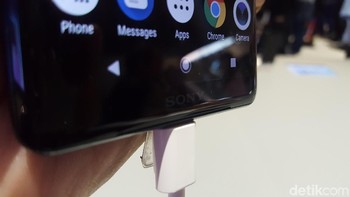 Ciri khas Sony yang menampilkan logo di bagian bawah dari muka ponsel juga masih dipertahankan. Foto: Muhamad Imron Rosyadi/detikINET
