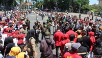 Warga berkerumun menyambut kedatangan enam atlet pencak silat yang meraih emas Asian Games tersebut.