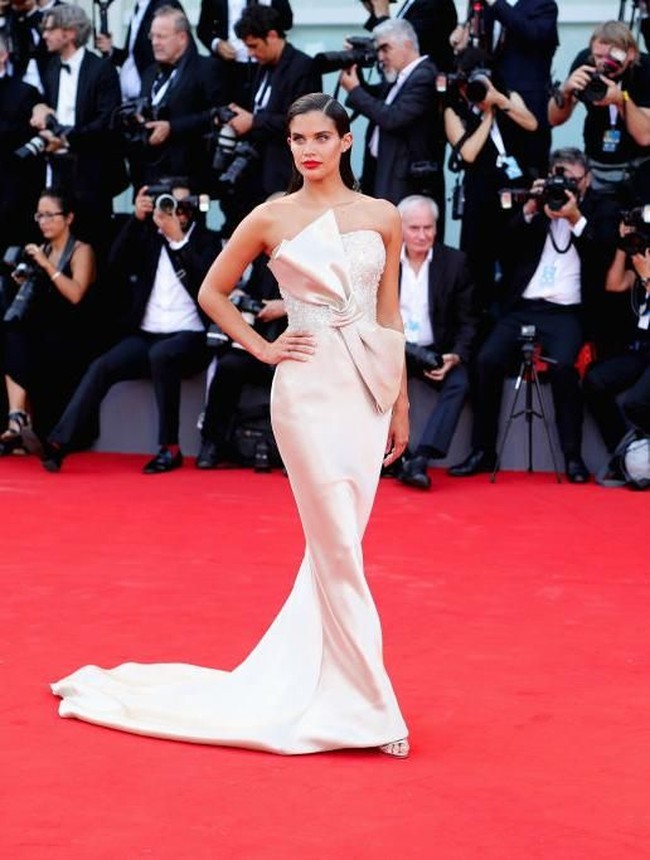 Model Victorias Secret Sara Sampaio berbalut gaun Armani Prive putih yang dihiasi pita raksasa nan dramatis di screening film The First Man, Rabu (29/8/2018). (Foto: Getty Images)