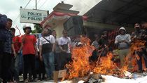 Bakar Spanduk, Mahasiswa di Gorontalo Tolak 2019 Ganti Presiden Bakar Spanduk, Mahasiswa di Gorontalo Tolak 2019 Ganti Presiden