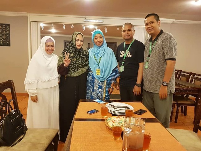 Tahun ini, Asri Welas menunaikan ibadah haji bersama suaminya Ben Gali. Saat melakukan ibadah haji, ia sering memakai khimar instan beragam warna. Foto: Instagram/asri_wales