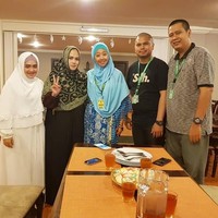 Tahun ini, Asri Welas menunaikan ibadah haji bersama suaminya Ben Gali. Saat melakukan ibadah haji, ia sering memakai khimar instan beragam warna. Foto: Instagram/asri_wales