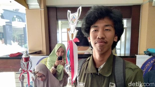 Dimas Pratama menggunakan jaketnya yang ber-nametag 'Jokowi'.