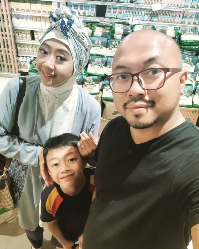 Di kesempatan lain, Asri kembali memakai hijab turban berwarna biru. Kali ini ia mengikat hijab bercorak di kepalanya dan dipadukan dengan hijab instan berwarna putih. Ia pun mengenakan outer berwarna senada. Foto: Instagram/asri_wales