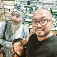 Di kesempatan lain, Asri kembali memakai hijab turban berwarna biru. Kali ini ia mengikat hijab bercorak di kepalanya dan dipadukan dengan hijab instan berwarna putih. Ia pun mengenakan outer berwarna senada. Foto: Instagram/asri_wales