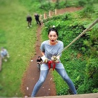 Rambut dicepol, tanpa mengenakan riasan, Sibad tak malu menampilkannya di Instagram. Tak heran jika netizen memuji pesona Sibad yang memiliki kecantikan natural.  Foto: Instagram (@ sitibadriahh)