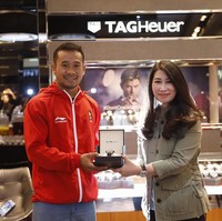 Giliran Yusuf Widiyanto yang dihadiahi jam TAG Heuer. Ia menyabet medali perunggu di cabor wushu pada nomor Sanda 56 kg putra. (Foto: Dok. Time International)