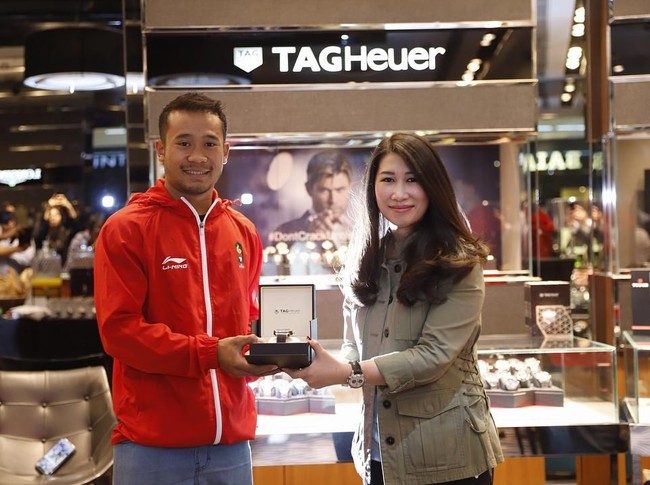 Giliran Yusuf Widiyanto yang dihadiahi jam TAG Heuer. Ia menyabet medali perunggu di cabor wushu pada nomor Sanda 56 kg putra. (Foto: Dok. Time International)