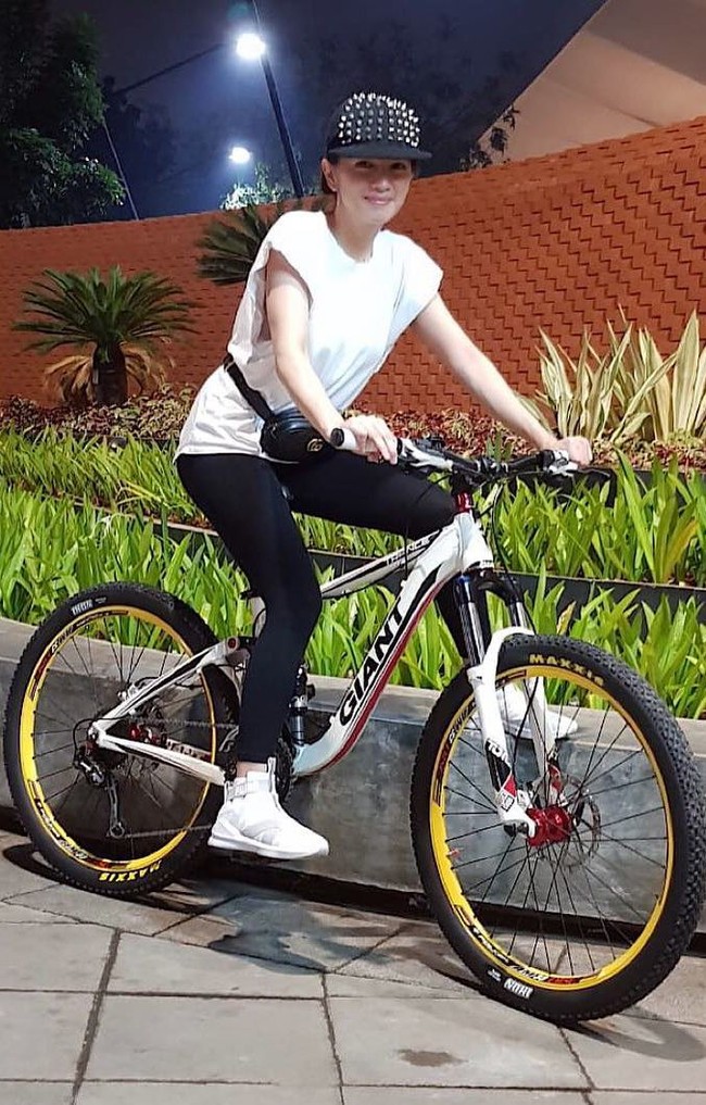 Angel Karamoy yang maju menjadi calon anggota legislatif 2019 melalui PDIP kembali memakai belt bag Gucci, namun kali ini dalam warna hitam. Dia melengkapi penampilannya dengan topi berdetail studed. Foto: Instagram @realangelkaramoy