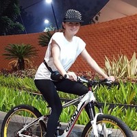 Angel Karamoy yang maju menjadi calon anggota legislatif 2019 melalui PDIP kembali memakai belt bag Gucci, namun kali ini dalam warna hitam. Dia melengkapi penampilannya dengan topi berdetail studed. Foto: Instagram @realangelkaramoy