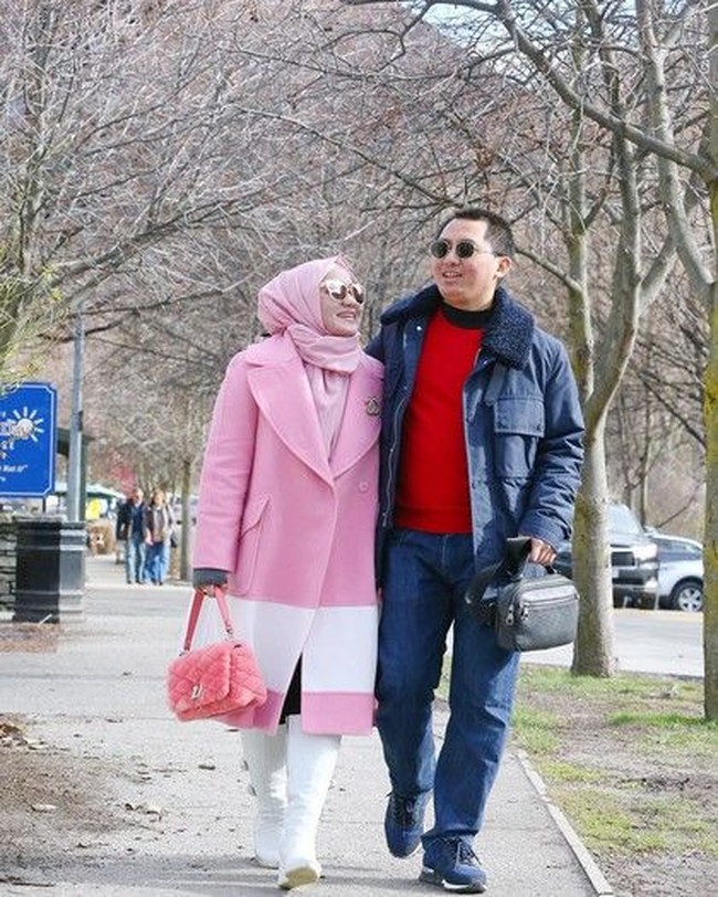 Bos First Travel Andika Surachman memakai tas Louis Vuitton seharga Rp 24 juta saat jalan-jalan bareng Anniesa. Dan tas mewah tersebut kini sudah disita negara karena dianggap sebagai salah satu hasil pencucian uang. Foto: Instagram