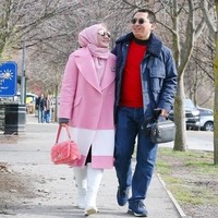 Bos First Travel Andika Surachman memakai tas Louis Vuitton seharga Rp 24 juta saat jalan-jalan bareng Anniesa. Dan tas mewah tersebut kini sudah disita negara karena dianggap sebagai salah satu hasil pencucian uang. Foto: Instagram