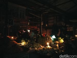 Listrik Padam, Pedagang di Pasar Gedebage Jualan Pakai Lilin