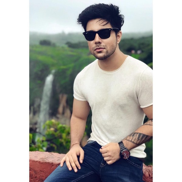 Dia suka jalan-jalan sambil selfie lho. Traveler bisa intip beragam selfienya yang keren. (siddharthslathia/Instagram) Dia suka jalan-jalan sambil selfie lho. Traveler bisa intip beragam selfienya yang keren. (siddharthslathia/Instagram)