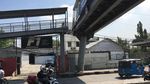 Penampakan JPO Nyaris Roboh di Jakbar yang Bikin Penumpang Manjat