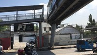 Belum tahu sampai kapan Halte TransJ tersebut diperbaiki. (Arief-detik)