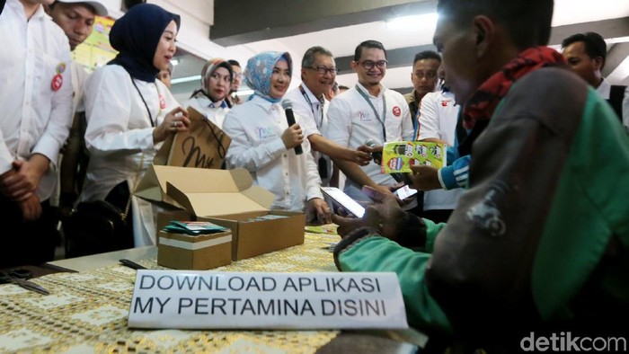 Para pelanggan mendapat petunjuk penggunaan aplikasi My Pertamina di SPBU Rasuna Said, Kuningan Jakarta, Senin (3/9/2018). Aplikasi tersebut sedang memberi undian khusus untuk BBM non subsidi dengan hadiah utama 61 paket umroh ke tanah suci.