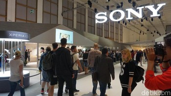 Saat masuk ke dalam area Sony di IFA 2018, logo perusahaan asal Jepang tersebut terpampang di bagian atas, ditemani ponsel anyarnya yaitu Xperia XZ3. Foto: Muhamad Imron Rosyadi/detikINET