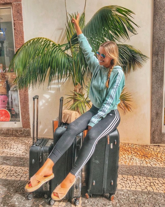 Scarlett mengungkapkan jika dia bisa menghidupi diri dari merek yang ia gunakan dan menghabiskan uangnya untuk dirinya sendiri. Ia juga menambahkan feed Instagramnya bukan tempat untuk melihat sebuah realita kehidupan. Foto: Instagram