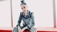 Foto yang ditampilkan oleh BCL sangat menantang namun tetap cantik ya. (instagram/bclsinclair)