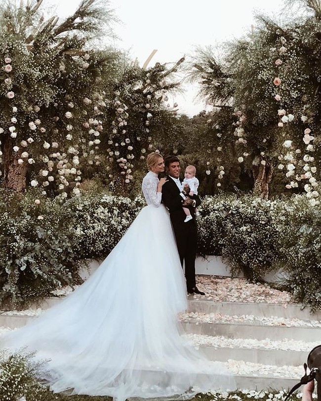 Pesta pernikahannya digelar di Dimora delle Balze, sebuah palazzo dengan nuansa abad 19 di Noto, Italia. Mereka pun menerbangkan sejumlah teman dan sahabat dengan pesawat pribadi untuk menghadiri momen bahagia pasangan yang telah memiliki satu anak ini. Foto: Instagram