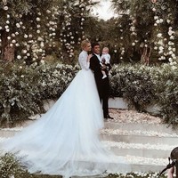 Pesta pernikahannya digelar di Dimora delle Balze, sebuah palazzo dengan nuansa abad 19 di Noto, Italia. Mereka pun menerbangkan sejumlah teman dan sahabat dengan pesawat pribadi untuk menghadiri momen bahagia pasangan yang telah memiliki satu anak ini. Foto: Instagram