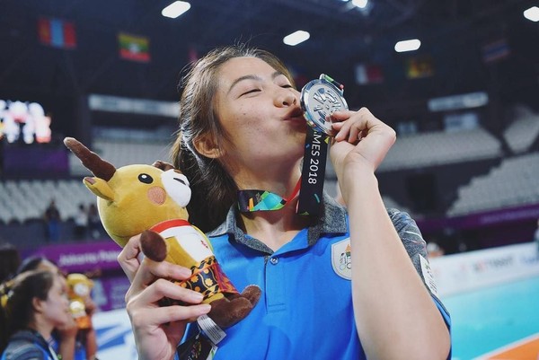 Inilah Thatdao Nuekjang, pemain bernomor punggung 4 di timnas voli putri Thailand. Thatdao turut andil dalam menyumbangkan medali perak di ajang Asian Games 2018. (Instagram/@thatdao_naldo)