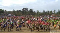 2.020 penari yang terdiri dari siswa SD, SMP, SMA yang berkolaborasi dengan grup kesenian lokal berlenggak-lenggok bersama di lapangan Desa Purwodadi, Kecamatan Purwodadi pada Minggu (2/9) (Rinto Heksantoro/detikTravel)