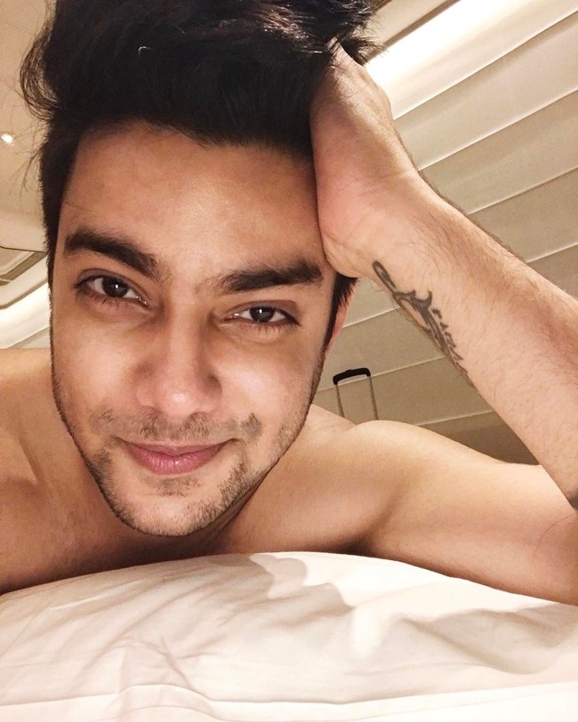 Selain suara emasnya, ketampanan Siddharth Slathia juga banyak dikagumi wanita. Setelah tampil di upacara penutupan Asian Games 2018 pun halaman Instagramnya diramaikan komentar wanita yang memuji wajah gantengnya. Foto: Instagram