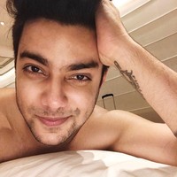 Selain suara emasnya, ketampanan Siddharth Slathia juga banyak dikagumi wanita. Setelah tampil di upacara penutupan Asian Games 2018 pun halaman Instagramnya diramaikan komentar wanita yang memuji wajah gantengnya. Foto: Instagram