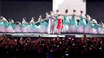 Kemunculan Jack Ma di panggung penetupan Asian Games 2018 bareng bocah cilik berpakaian merah. Foto: REUTERS/Cathal Mcnaughton
