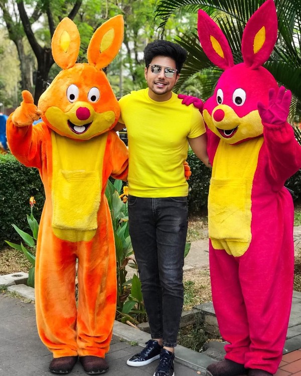 Saat di TMII Jakarta, dia juga berpose dengan dua badut kelinci. Gemas! (siddharthslathia/Instagram) Saat di TMII Jakarta, dia juga berpose dengan dua badut kelinci. Gemas! (siddharthslathia/Instagram)