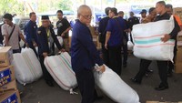 Sejumlah calon anggota legislatif Partai Nasdem terlihat sangat antusias mengambil logistik yang dibagikan seusai Pekan Orientasi Caleg Partai NasDem di Jakarta. Foto: dok. NasDem