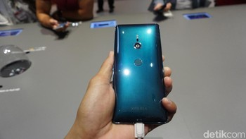 Di bagian belakang, ada sebuah kamera dengan pendeteksi sidik jari. Foto: Muhamad Imron Rosyadi/detikINET