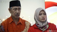 Mereka menerima penghargaan dengan didampingi orang tuanya.