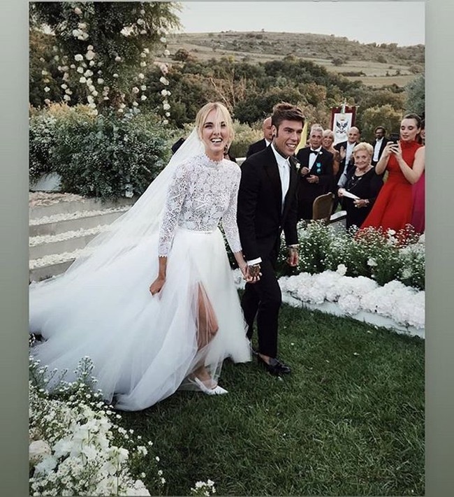 Untuk pemberkatan pernikahan sendiri, Chiara Ferragni memilih gaun pengantin keluaran Dior. Chiara memang dikenal sering bekerja sama dengan merek high end tersebut. Ia pun tampil cantk dengan dress putih dengan kolaborasi material renda dan tulle. Foto: Instagram