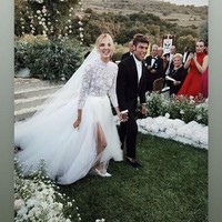 Untuk pemberkatan pernikahan sendiri, Chiara Ferragni memilih gaun pengantin keluaran Dior. Chiara memang dikenal sering bekerja sama dengan merek high end tersebut. Ia pun tampil cantk dengan dress putih dengan kolaborasi material renda dan tulle. Foto: Instagram