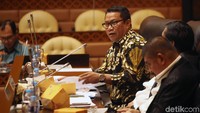 Rapat kerja tersebut dipimpin oleh Ketua Komisi V Fary Djemy Francis.